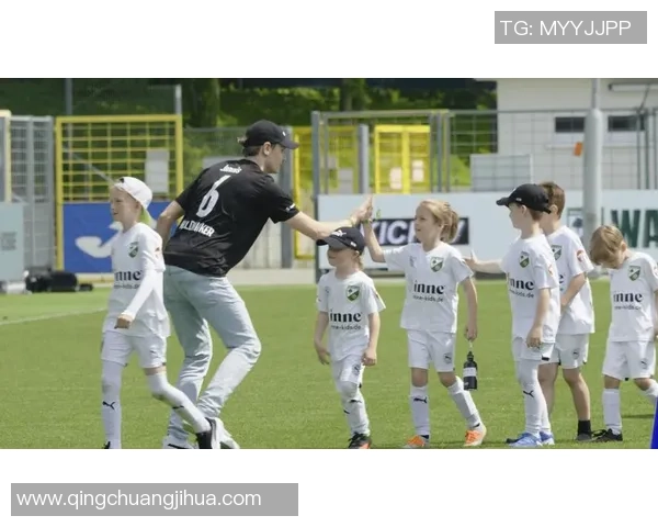 球星巧妙头顶足球精准传球展现高超技术与默契配合 球星巧妙头顶足球精准传球展现高超技术与默契配合