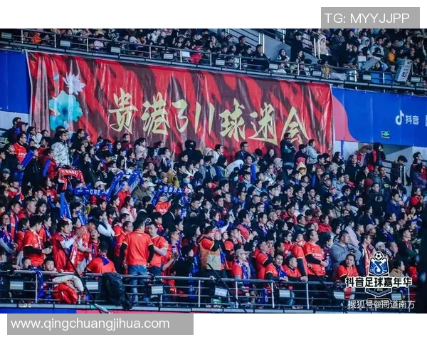 中国球迷热情追捧足球巨星纷纷要求签名现场气氛火爆